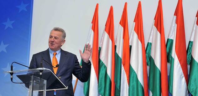 Maďarský prezident opsal dizertačku, bude ho to stát úřad